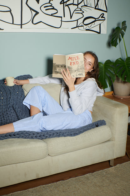 Pause lecture dans le canapé avec une la chicorée Chico