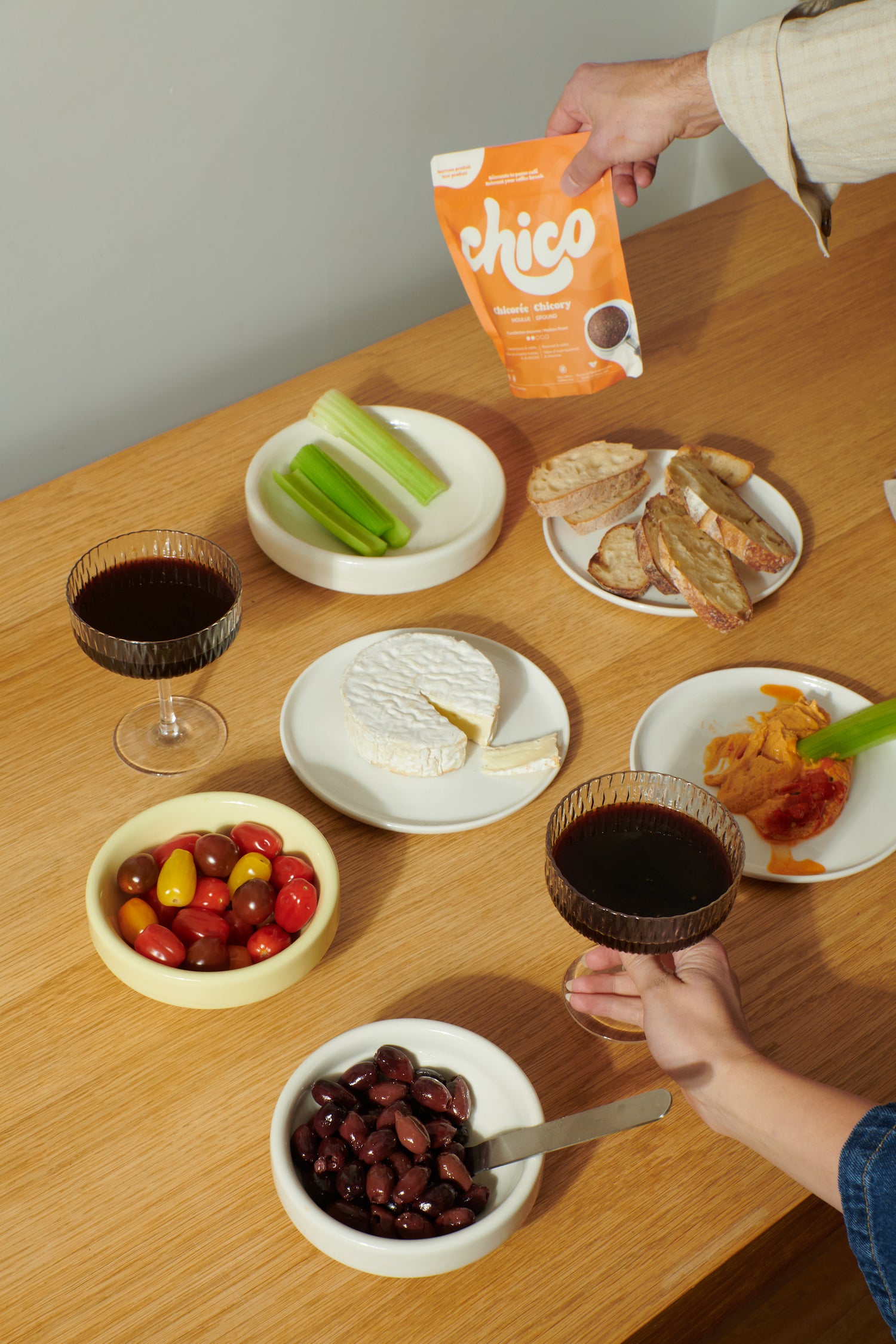 Table a manger avec des Espresso Martini à base de Chicorée Chico. 