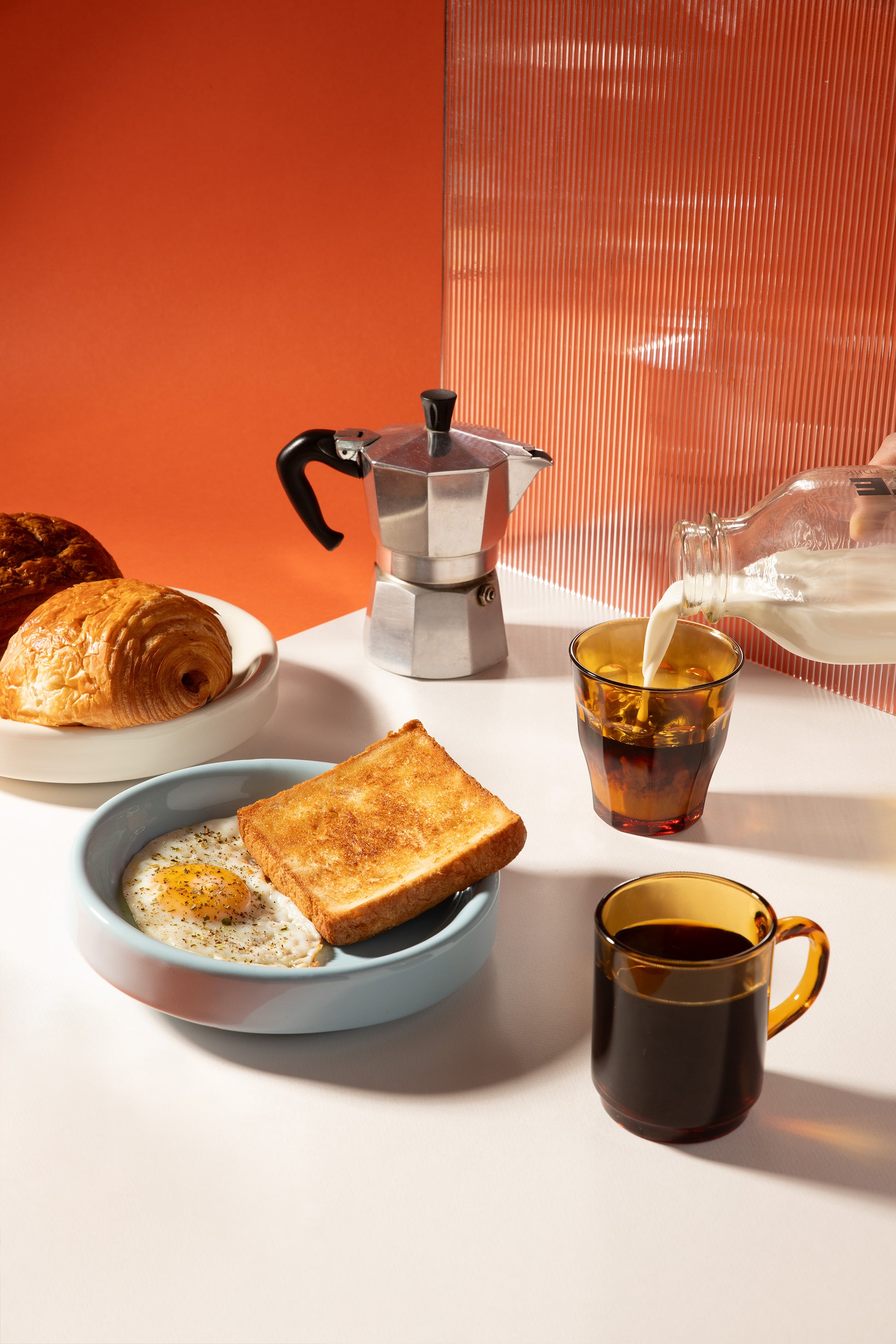 Petit déjeuné avec des chico latte et des pains au chocolat