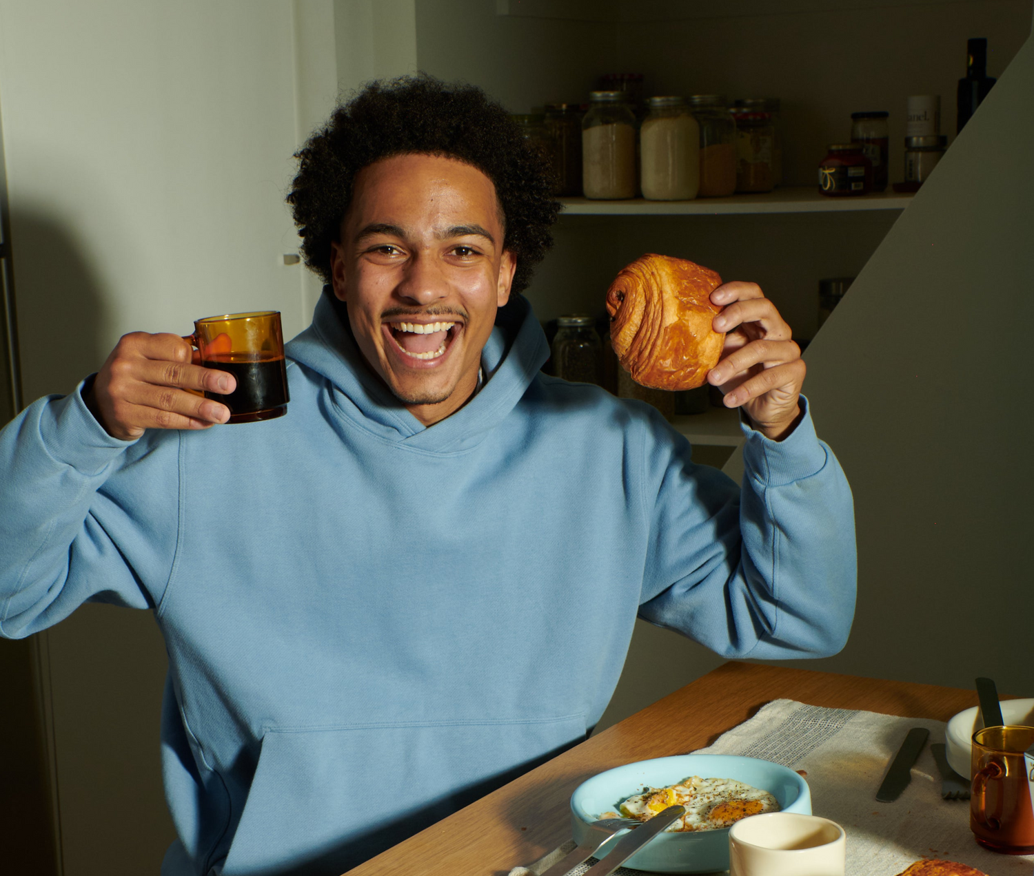 Petit déjeuné avec la chicoree Chico et un pain au chocolat
