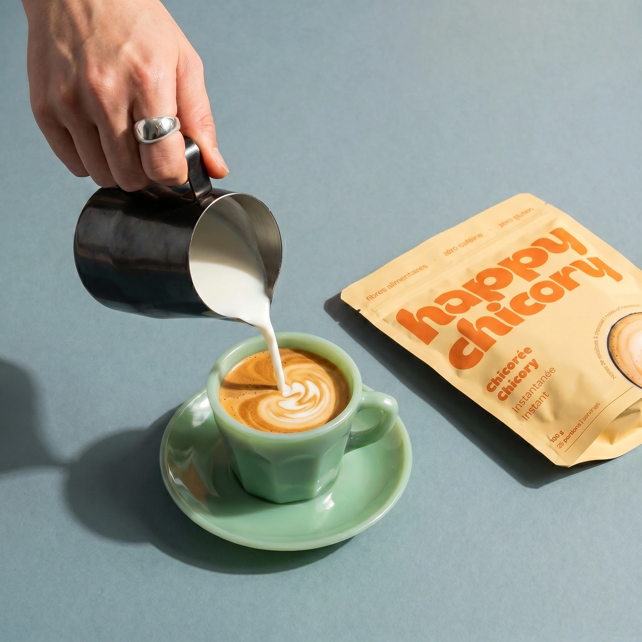 Lait qui se verse dans un latté avec la chicorée instantanée Happy Chicory