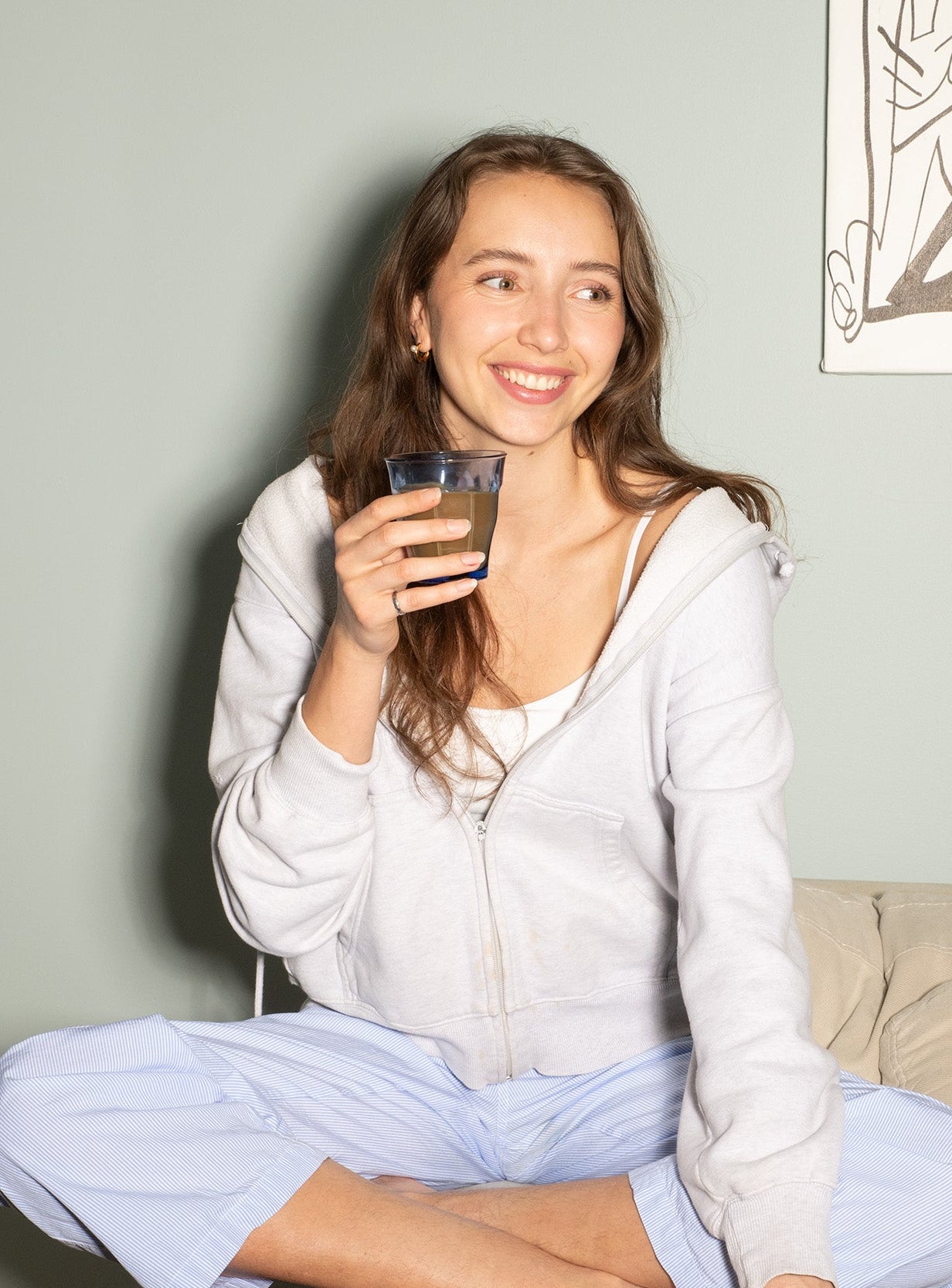 Une fille assise boit une chicorée latté